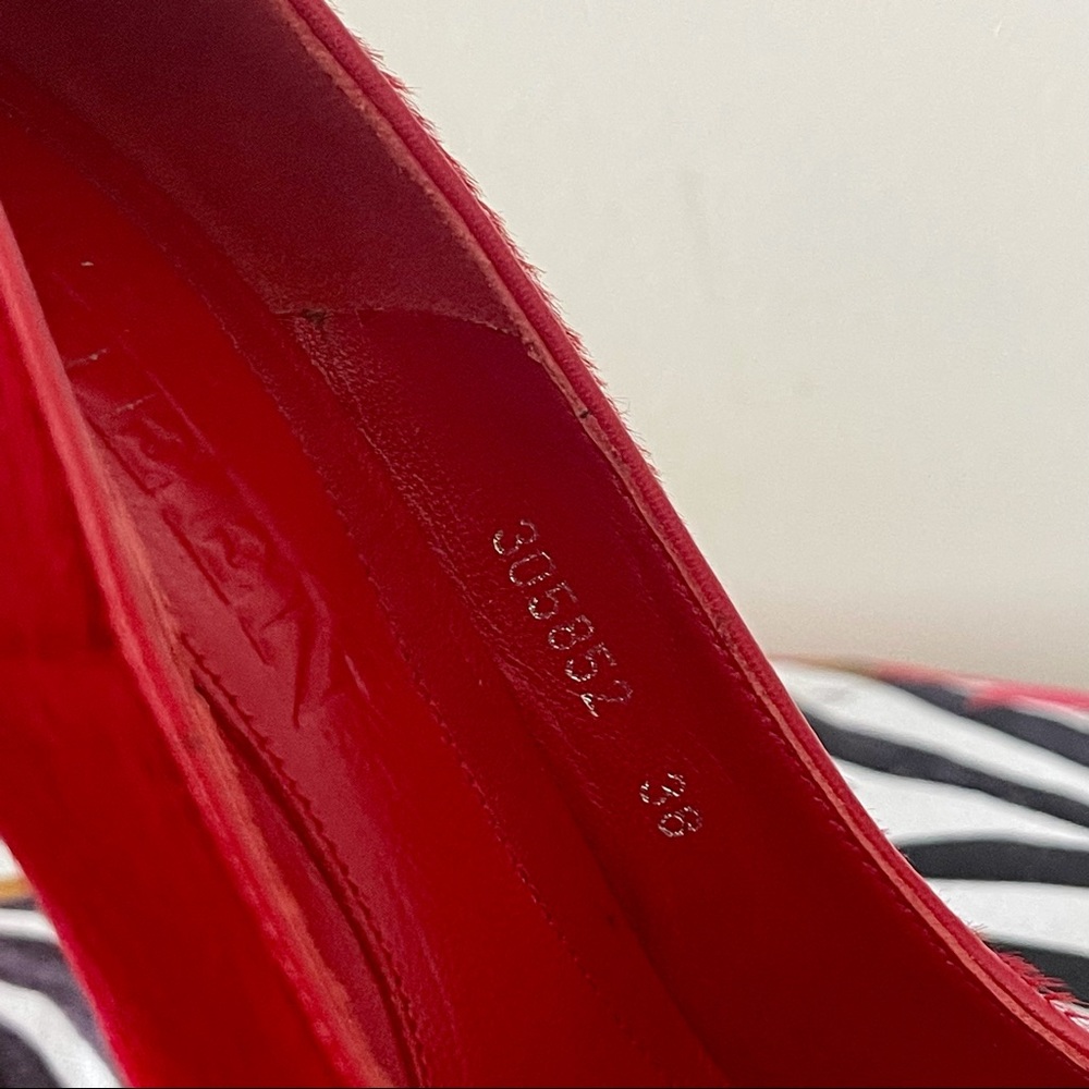 Alexander McQueen Red Suede Skull Embellished Peep Toe Pumps Size 38 - Picture 11 of 13